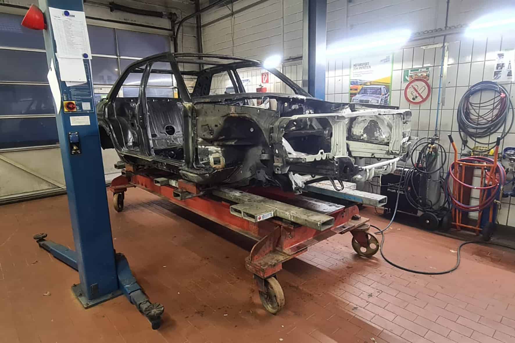 MERCEDES-BENZ 190E 2.3-16 UNDER CONSTRUCTION